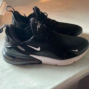 Woman’s Nike Air270 shoes sz 9